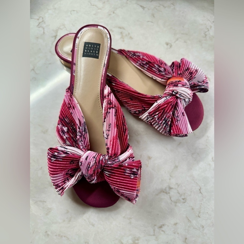 WHITE HOUSE BLACK MARKET, FLORAL PRINT SLIDES. SIZE 9M